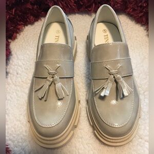 NWOT Womens Tinstree Platform Loafers. Very light gray in color and a size 5.